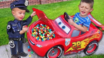 Toy video about vehicles and gumball machine